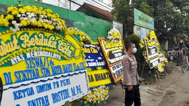 Penampakan Karangan Bunga Ucapan Duka di Lokasi Kecelakaan Maut Bekasi