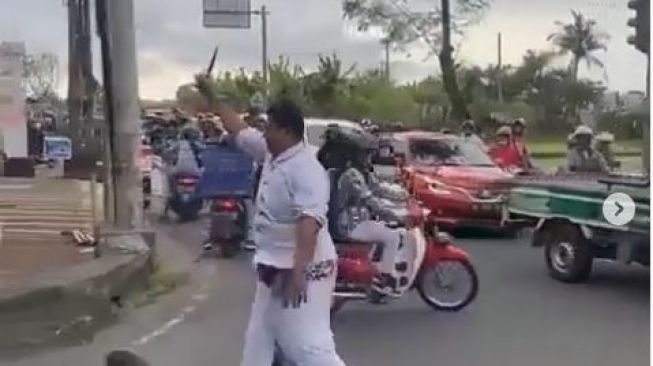 Pemuda Berbusana Adat Ngamuk Serang Pengendara di Kerobokan Bali Dengan Keris