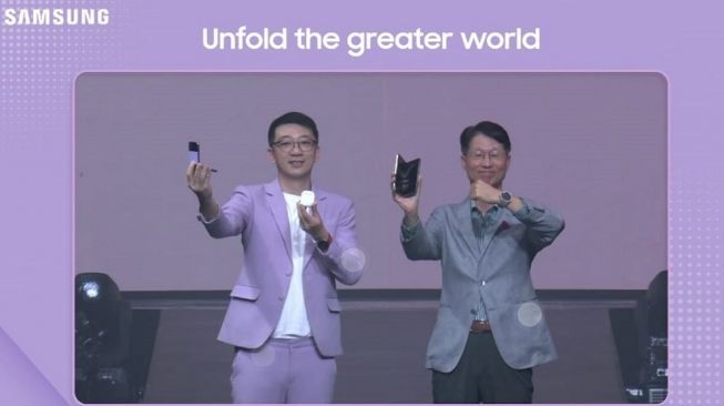 President of Samsung Electronics Indonesia, Simon Lee (kanan) dan Head MX Bussiness Samsung Electronics Indonesia Lo Khing Seng (kiri) memamerkan Galaxy Z Series terbarunya pada peluncuran bertajuk Unfold The Greater World with Samsung Galaxy Z Fold4/ Z Flip4 5G dan Galaxy Wearables, Kamis (1/9/2022). (Zoom)