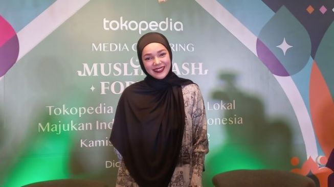 Dewi Sandra diet dan berhasil turun berat badan hingga 10 kilogram. (Dok. Dini/Suara.com)