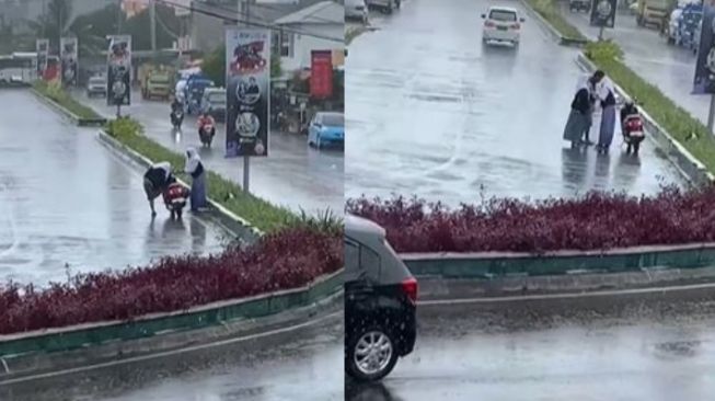 Bikin Meleleh, Momen Supir Angkot Bantu Pelajar Yang Motornya Mogok, Netizen: Orang Baik Pasti Selalu Ada