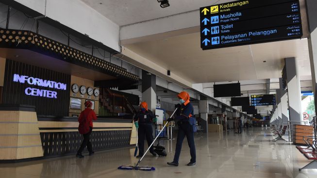 Pekerja membersihkan area Bandara Halim Perdanakusuma di Jakarta, Kamis (1/9/2022).  ANTARA FOTO/Indrianto Eko Suwarso