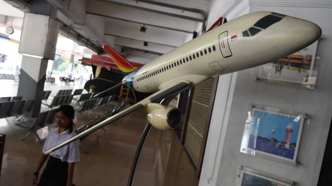 Sejumlah petugas melintas di Bandara Halim Perdanakusuma di Jakarta, Kamis (1/9/2022).  ANTARA FOTO/Indrianto Eko Suwarso
