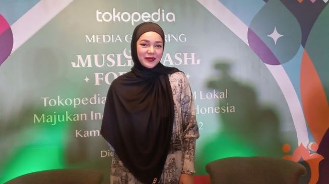 Dewi Sandra diet dan berhasil turun berat badan hingga 10 kilogram. (Dok. Dini/Suara.com)