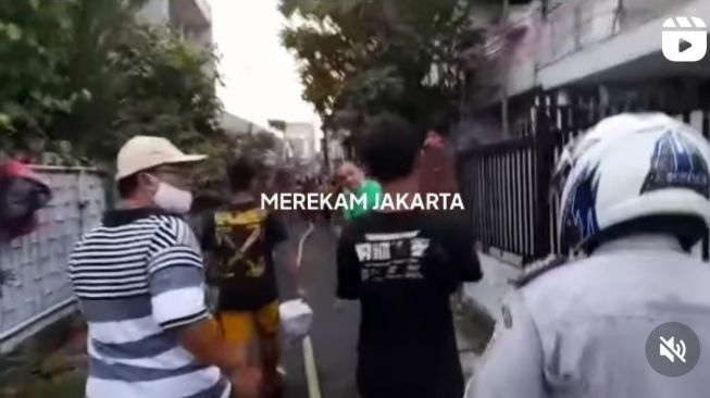 Tega! Dua Pemuda di Johar Baru Jakpus Maling Sepatu di Rumah Korban Kebakaran, Nyaris Diamuk Warga