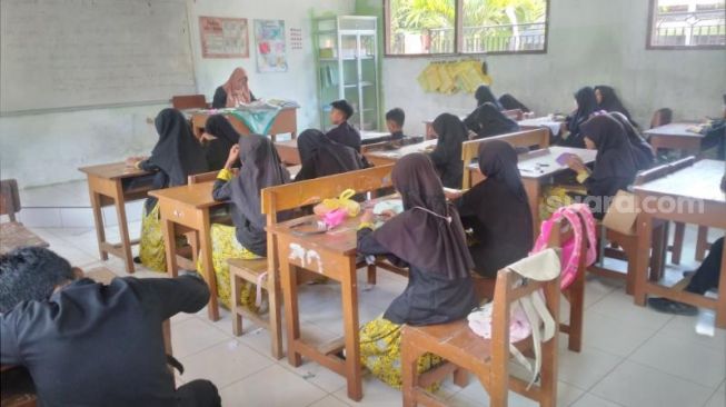 Suasana kelas 6 di SDN 2 Kepundungan, Banyuwangi. [Suara.com/Achmad Hafid Nurhabibi].