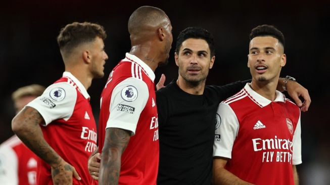 Manajer Arsenal, Mikel Arteta (kedua dari kanan) bercengkerama dengan para pemainnya usai laga Liga Inggris kontra Aston Villa di Emirates Stadium, London, Kamis (1/9/2022). [Adrian DENNIS / AFP]