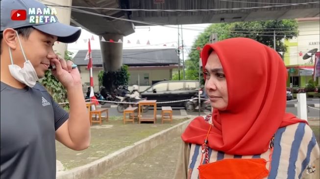 Momen Rieta Amilia Blusukan Ngecek Tanah (YouTube/Mama Rieta)