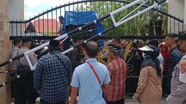 Keluarga Pasangan Suami Istri Korban Pembunuhan di Kota Baubau Berunjuk Rasa