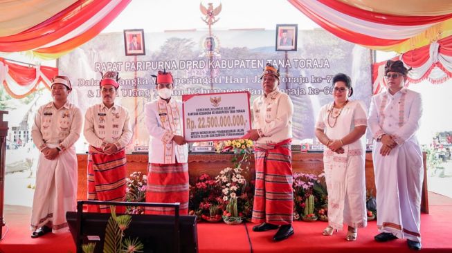 Pemprov Sulsel Kembali Bantu Ollon Rp22,5 M di Toraja