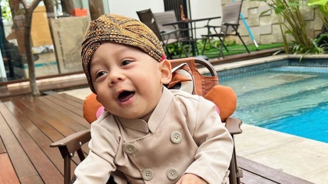 Potret Baby Leslar Pakai Baju Adat Jawa (Instagram/@lestykejora)