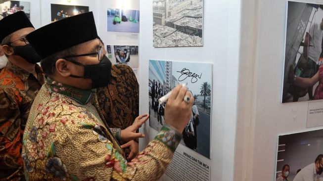 Menag Yaqut tinjau Pameran Foto MCH 2022 pada ajang Rakernas Evaluasi Haji 1443 H (Dok. Kemenag)