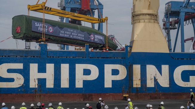 Pekerja dengan dibantu alat berat menurunkan gerbong kereta api cepat di Pelabuhan Tanjung Priok, Jakarta Utara, Jumat (2/9/2022).  ANTARA FOTO/Aprillio Akbar