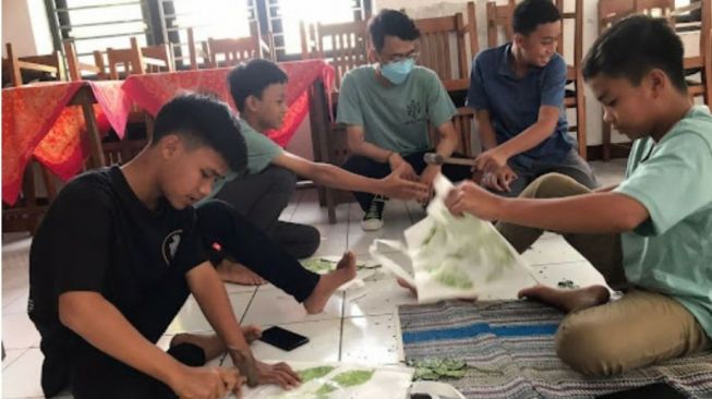 Bahayakan Lingkungan, Mahasiswa UNS Dorong Pengurangan Sampah Plastik di Masyarakat