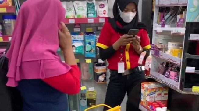 Lagi! Emak-emak Tertangkap Mengutil di Alfamart, Publik Diingatkan Lagi dengan Kasus Viral Si Pencuri Cokelat