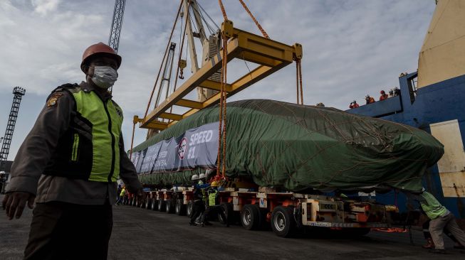 Pekerja dengan dibantu alat berat menurunkan gerbong kereta api cepat di Pelabuhan Tanjung Priok, Jakarta Utara, Jumat (2/9/2022).  ANTARA FOTO/Aprillio Akbar