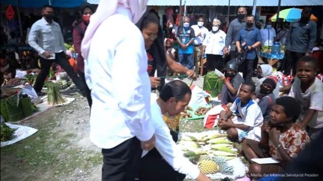 Paspampres Kecolongan Saat Mamak Kalungkan Noken ke Jokowi: Ketar-ketir Nggak Tuh?!