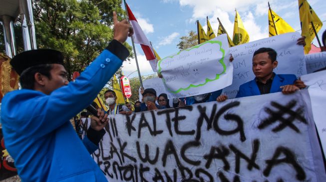 Mahasiswa berorasi saat berunjuk rasa di depan kantor Gubernur Provinisi Kalimantan Tengah di Palangka Raya, Kalimantan Tengah, Jumat (2/9/2022). ANTARA FOTO/Makna Zaezar