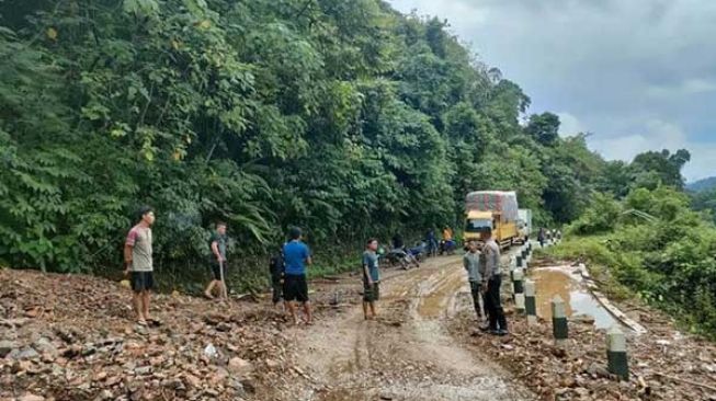 Jalan Nasional Merangin-Kerinci Longsor, Arus Lalu Lintas Masih Buka Tutup