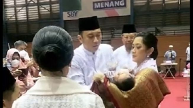 Momen Akikah Anak ke-4 Aliya Rajasa dan Ibas Yudhoyono (Instagram/@annisayudhoyono)