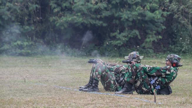 Atlet menembak putra Kodam III Siliwangi melepaskan tembakan saat mengikuti latihan di Lapangan Tembak Gunung Bohong, Cimahi, Jawa Barat, Jumat (2/9/2022). ANTARA FOTO/Raisan Al Farisi