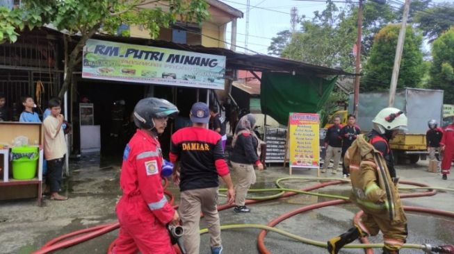 Dapur Sebuah Warung Padang di Bontang Hangus Terbakar Api, Diduga Akibat Korsleting Listrik