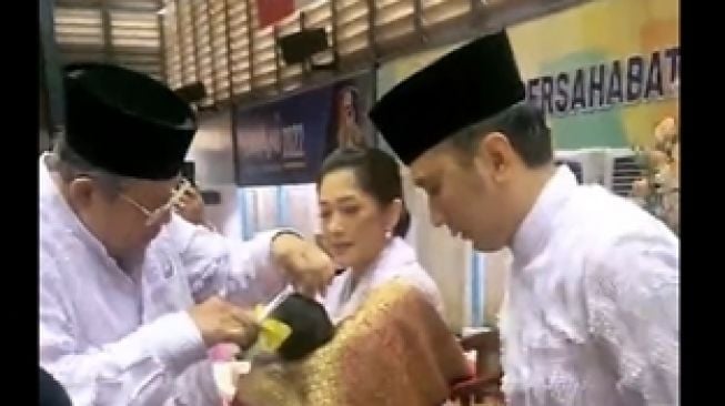 Momen Akikah Anak ke-4 Aliya Rajasa dan Ibas Yudhoyono (Instagram/@annisayudhoyono)