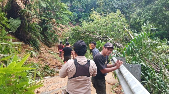 Tertimbun Material Longsor, Jalan Menuju Sungai Pisang Padang Ditutup