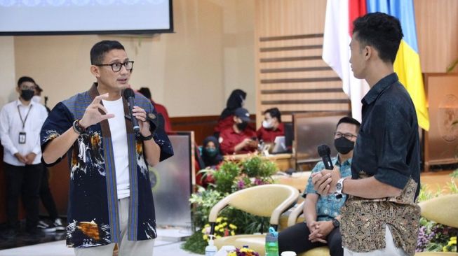 Menparekraf Sandiaga Uno mengisi pelatihan digital marketing dan branding usaha di Universitas Airlangga (Unair).