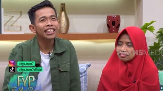 Dede Sunandar dan ibunya, Nasiah [YouTube/TRANS7 OFFICIAL]