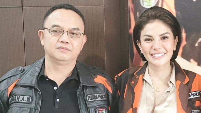 Nikita Mirzani berpose bareng Ketua Pemuda Pancasila Banten. [Instagram]