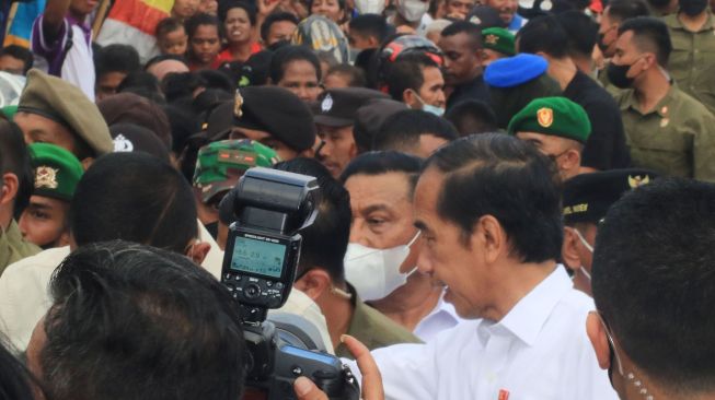 Presiden Joko Widodo (kanan) mengunjungi Pasar Ngrimase Olilit, Tanimbar Selatan, Kabupaten Kepulauan Tanimbar, Maluku, Jumat (2/9/2022). ANTARA FOTO