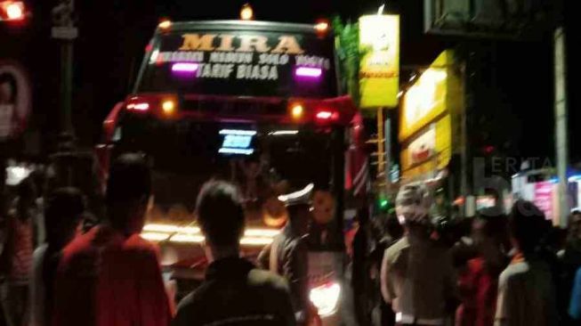 Bus Mira Diamuk Warga Madiun, Sudah Terobos Lampu Merah, Tabrak Pelajar Pula