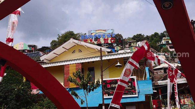 Kondisi cat di Kampung Pelangi Semarang nampak pudar, tempat tersebut terlihat sepi tanpa dikunjunginya wisatawan, Kamis (01/09/22). [Suara.com/Aninda Putri]