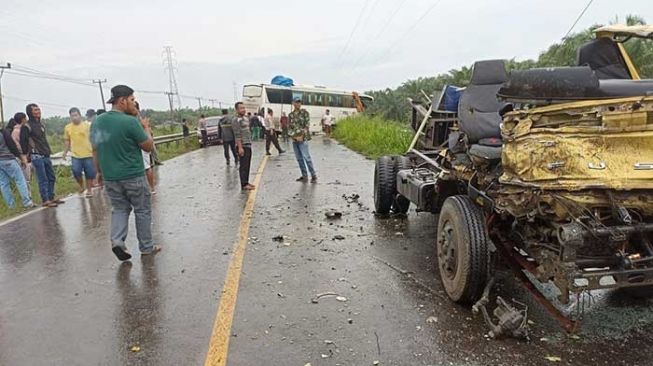 Kernet Tewas Terjepit Truk Tabrak Dump Truk Mogok di Rangkasbitung-Pandeglang