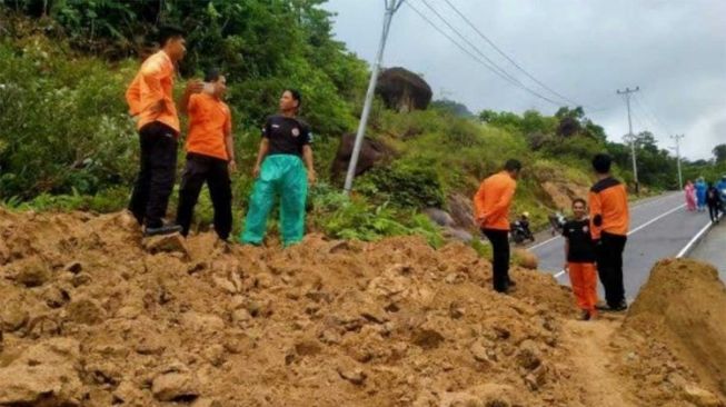 Longsor, Jalan Kawasan Wisata Mandeh Pesisir Selatan Tak Bisa Dilewati