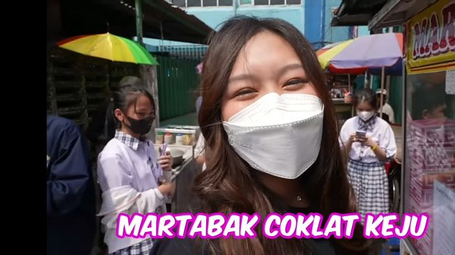 7 Momen Sisca Kohl Perdana Makan Jajanan SD, Borong Semua Makanan Sesuka Hati