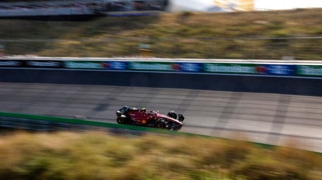 Pembalap Ferrari asal Spanyol Carlos Sainz Jr mengemudikan mobilnya saat sesi latihan bebas kedua jelang F1 GP Belanda 2022 di sirkuit Zandvoort pada 2 September 2022.Kenzo TRIBOUILLARD / AFP