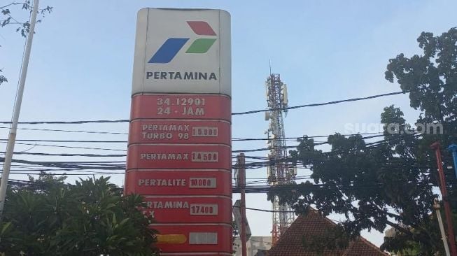 Harga baru BBM setelah pengumuman pemerintah terkait kenaikan harga Pertalite, Solar dan Pertamax di sebuah SPBU kawasan Jakarta Selatan, Sabtu (3/9/2022). [Suara.com/Yaumal Asri Adi Hutasuhut]