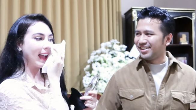 Potret HUT pernikahan ke-9 Arumi Bachsin dan Emil Dardak (YouTube/Arumi Bachsin)