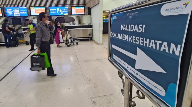 Calon penumpang berada di konter lapor diri di Terminal 1 A Bandara Soekarno Hatta, Tangerang, Banten, Jumat (2/9/2022). ANTARA FOTO/Muhammad Iqbal