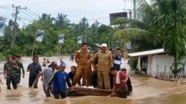 Kunjungi Korban Banjir, Momen Bupati Bengkulu Utara Ditandu Agar Tak Nyemplung ke Air Tuai Pro Kontra Publik