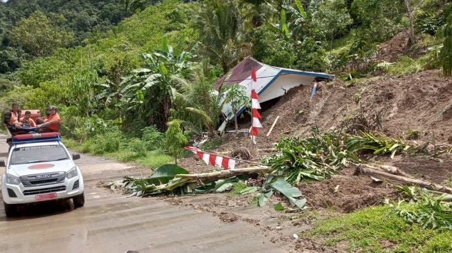 Kantor Koperasi di Padang Ditimpa Longsor hingga Rata dengan Tanah