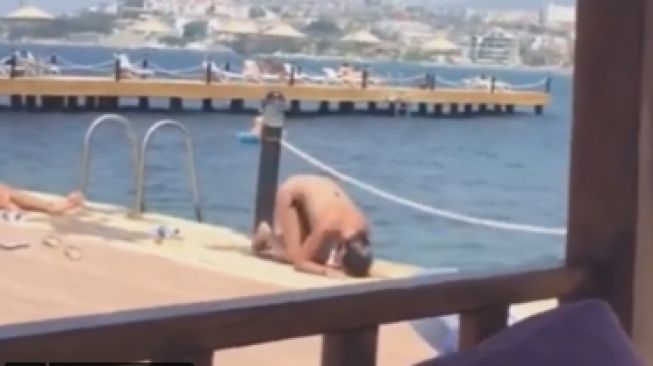 Beredar Video Bule Pakai Bikini Lakukan Gerakan Sujud di Pinggir Dermaga, Publik Penasaran: Itu Yoga atau Sholat