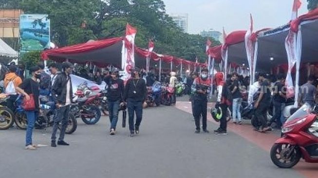 Para peserta seri keempat street race di Jalan Benyamin Sueb, Kemayoran, Jakarta Pusat, bersiap jelang balapan, Sabtu (3/9/2022). [Suara.com/Yosea Arga Pramudita]