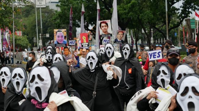 Vampir Bertopeng Tuntut Manajemen PT SMI Kembalikan Dana Rp 10 Triliun Milik Nasabah NET89