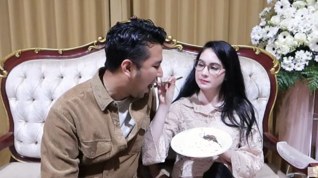 Potret HUT pernikahan ke-9 Arumi Bachsin dan Emil Dardak (YouTube/Arumi Bachsin)