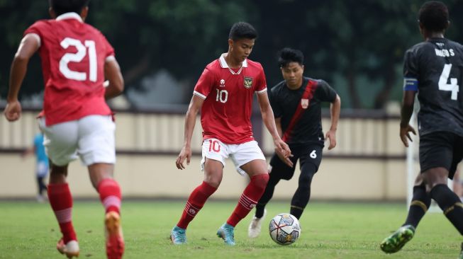 Timnas Indonesia U-19 menghadapi Persis Solo U-20 dalam laga uji coba di Stadion PTIK, Jakarta, Jumat (2/9). [PSSI]