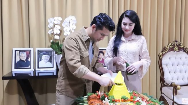 Potret HUT pernikahan ke-9 Arumi Bachsin dan Emil Dardak (YouTube/Arumi Bachsin)