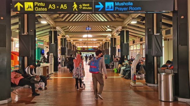 Calon penumpang berada diselar ruang tunggu keberangkatan Terminal 1 A Bandara Soekarno Hatta, Tangerang, Banten, Jumat (2/9/2022).  ANTARA FOTO/Muhammad Iqbal
